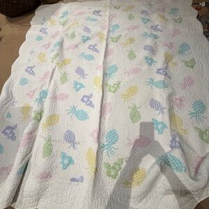 Full queen 81x102 quilt blanket pineapple motif from cleaners pastel white
